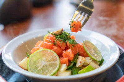 Salad Salmon yang Lezat dengan Saus Jeruk