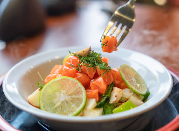 Salad Salmon yang Lezat dengan Saus Jeruk